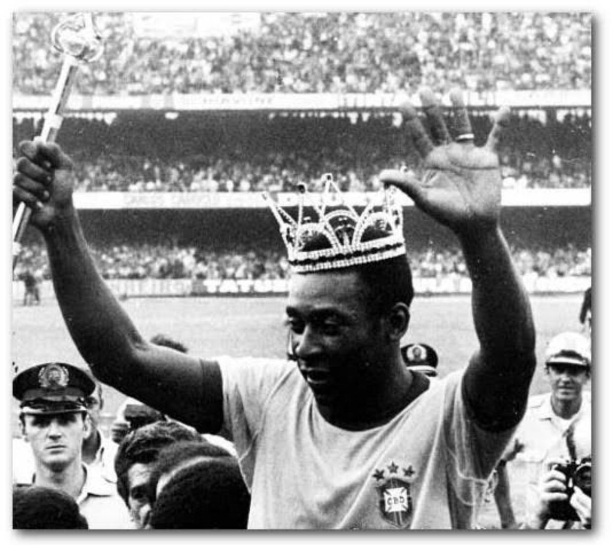 Sabe a referência de que a camisa 10 tem que ser craque? Só existe pq Pelé criou, escreveu a história, será eterno e teve a honra de muitas vezes ser homenageado em vida, e infelizmente se foi, descansou, futebol Brasileiro é o que é por causa de você Rei 👑 🎼 “Só Pelé, só Pelé”