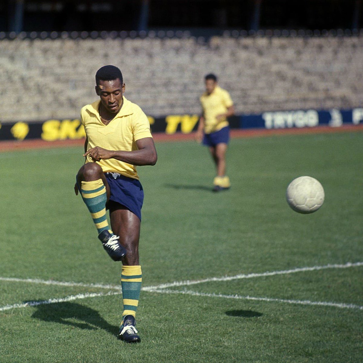 Deportinto's tweet image. Edson Arantes do Nascimento🇧🇷 será recordado por siempre cómo el punto de inflexión del fútbol.

Brilló gracias a su portentoso físico. Poseedor de una capacidad técnica muy adelantada para la época. 

Pelé dibujó todos los goles posibles de este deporte. ¡Eternamente gracias!👏🏽