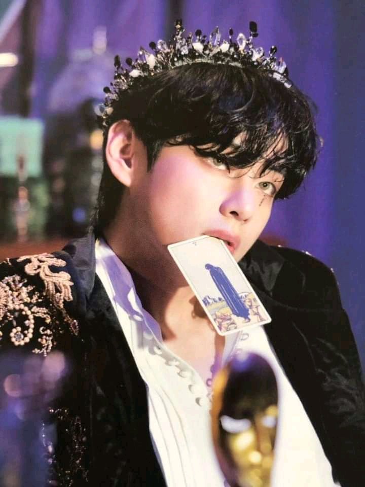 BangTucShield's tweet photo. FELIZ CUMPLEAÑOS TAE💜

Por tu carisma, por tu corazón y por todo lo bonito que sos para ARMY y el mundo entero🥺 
Felicidades a nuestro milagro de fin de año✨

#HappyBirthdayTaehyung #HappyVeautifulDay @BTS_twt https://t.co/W8hfvFssHE