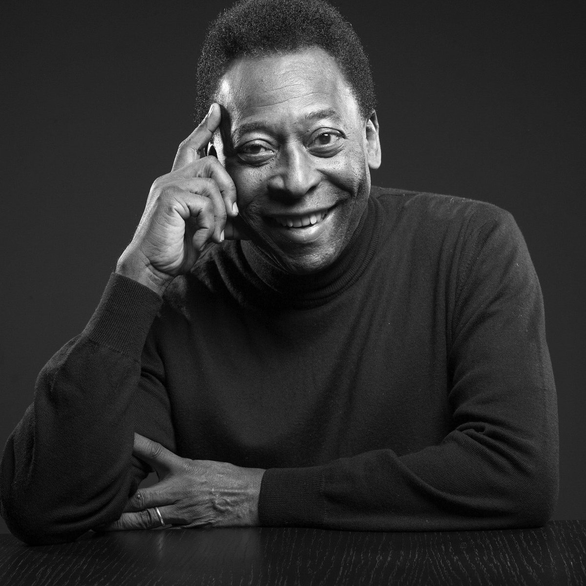 FFF's tweet image. Le football perd son Roi … 👑 
Toutes nos pensées aux proches de Pelé.