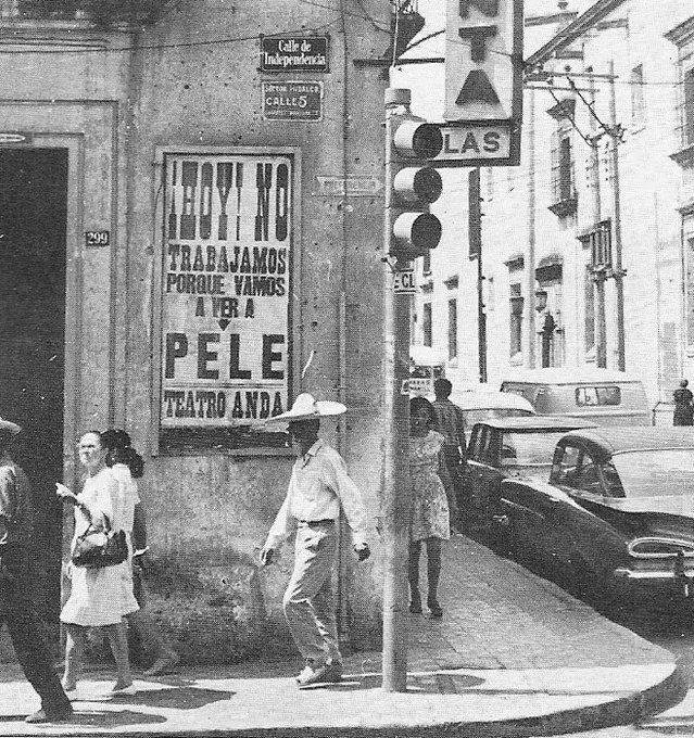 ⚽️"¡Hoy! no trabajamos porque vamos a ver a Pelé."
esta leyenda se encontraba en la calle Independencia, en el centro de Guadalajara durante México 70.

Se cuenta que durante el Mundial paraban sus labores para ver jugar a ‘O Rei’.

QEPD "El Rey" Pelé.

📸 <a href="/SantosFC/">Santos FC</a>