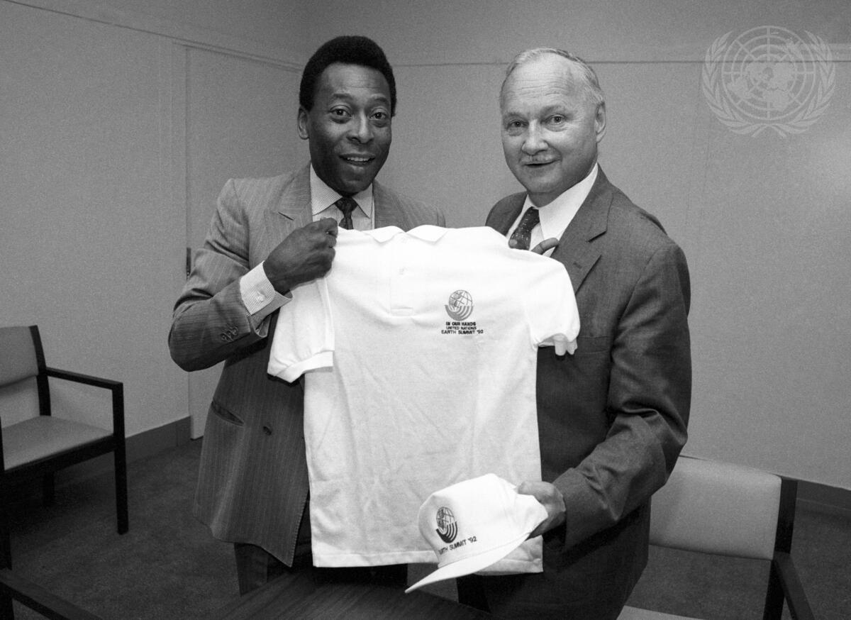 HabarizaUN's tweet photo. #PELE na Umoja wa Mataifa:
Mwaka 1992 mjini #RiodeJaneiro, Katibu Mkuu wa Mkutano wa Umoja wa Mataifa kuhusu Mazingira na Maendeleo, #UNCED, Maurice Strong alipomtambulisha Edson Arantes Do Nascimento @Pele kuwa Balozi Mwema wa shughuli hizo za #EarthSummit. https://t.co/ciSlhSpzc0