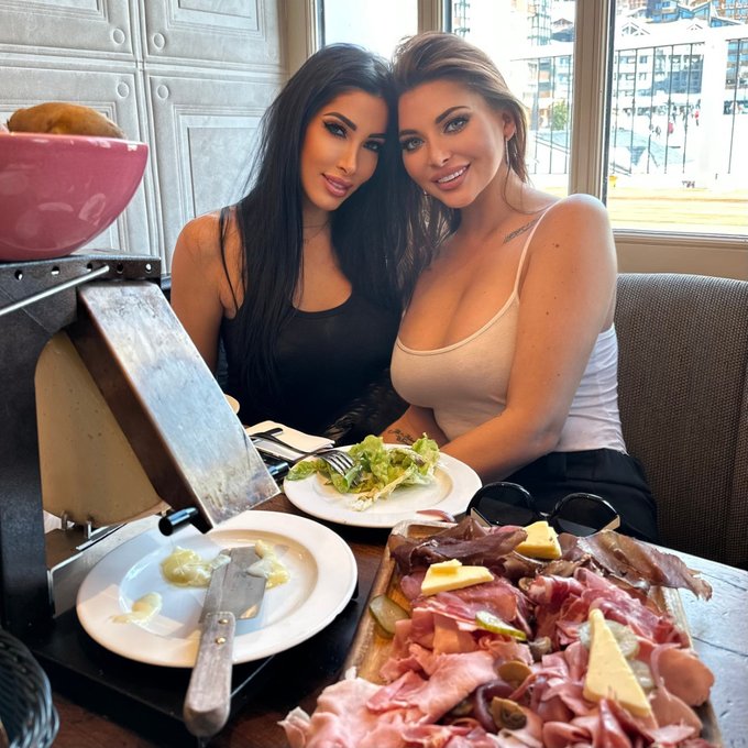 2 tr&egrave;s jolies gourmandes 🔥😜 @CleaGaultier &amp; @annapolinaxxxx &agrave; @ValMaison 😍 https://t.co/Js7XO3sHEY<a class="tags" href="/tag/cleagaultier">@cleagaultier</a><a class="tags" href="/tag/annapolinaxxxx">@annapolinaxxxx</a><a href="/tag/bffs"class="tags"><span>#bffs</span></a><a href="/tag/bestfriends"class="tags"><span>#bestfriends</span></a>