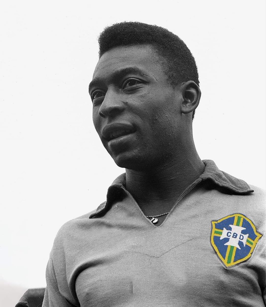 Adieu Edson Arantes do Nascimento ! Adieu Roi Pelé ! Tous ceux qui t'ont vu jouer jamais ne t'oublieront ! Ton nom sera toujours associé au beau football ! #Pelé #RoiPelé
