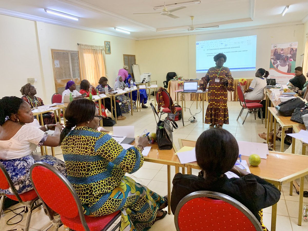 LenganiNeima's tweet photo. Session de formation des jeunes filles/femmes sur le #leadership,la vie associative et le #Féminisme organisée par @adep_pugsada financée par @FJS du 27au29/12/2022

On retient que
“Un leader ne meurt jamais, il est comme l’aigle qui se reconstruit pour rebondir” @JocelyneVOKOUMA https://t.co/jdUfzzB8jt