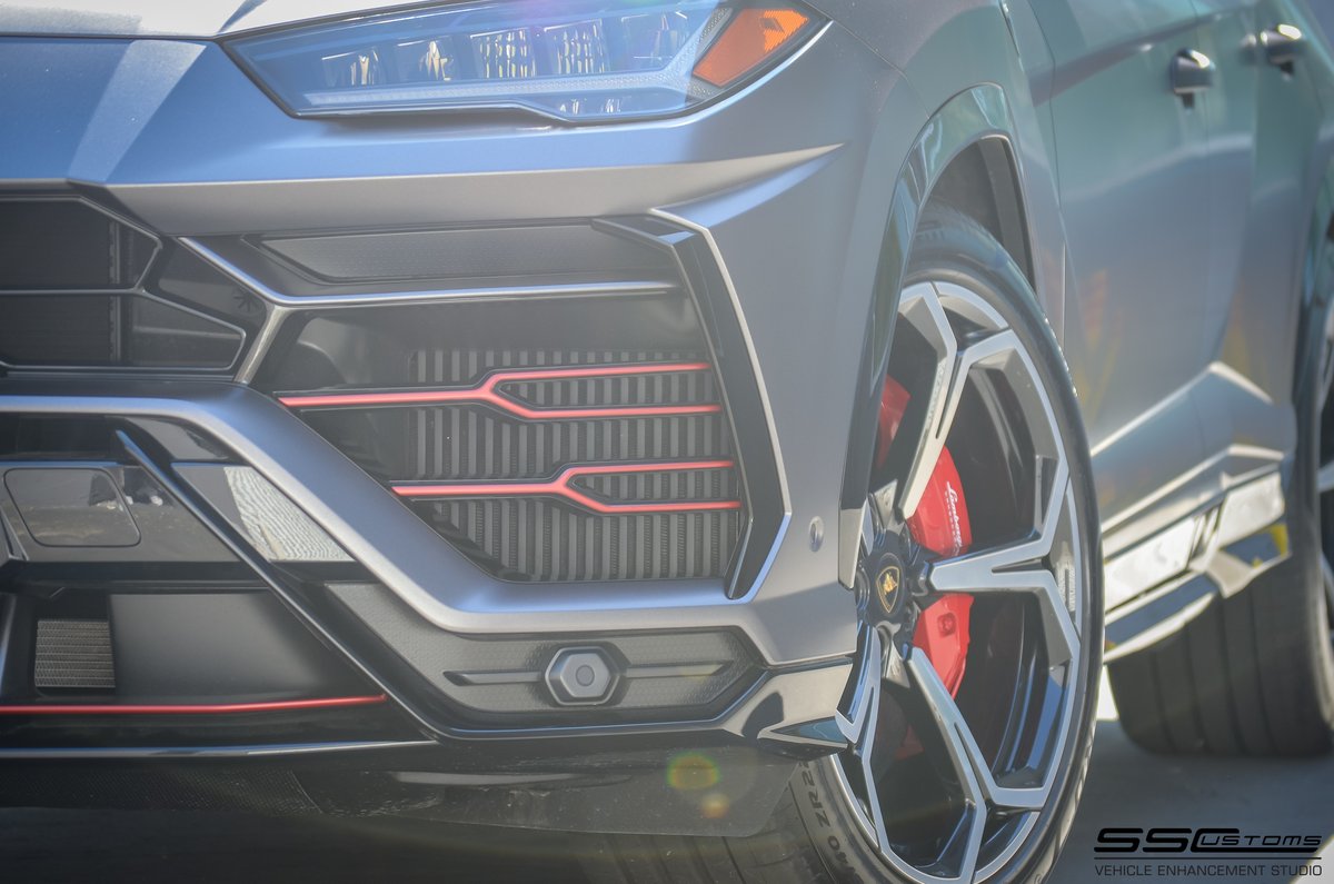sscamerica's tweet photo. In 2017, we wrapped this Lamborghini Urus in Satin Dark Grey with Vampire Red accenting.
#sscustoms #ThrowbackThursday #aftermarketautomotive #lambo #urus #3M #satindarkgrey #vampirered #ceramicpro #vinylwrap #vehiclewrap #ceramiccoating #cars https://t.co/jxK870ut82