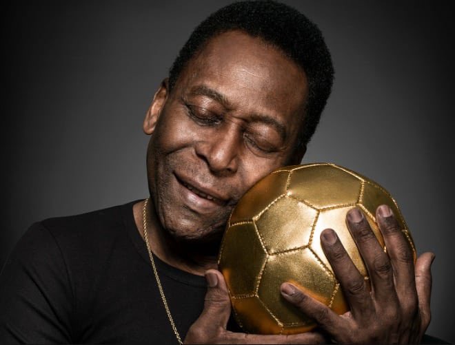 Wiscaly's tweet photo. A reference yesterday. His distinctions, belong to museums. but the values, you make your mark by being true to who you are and letting that be your staple. Your lasting legacy, will never forgotten in the memory of each of the lovers of the round balloon. RIP Rei Pelé. https://t.co/fFAhqtcYXe