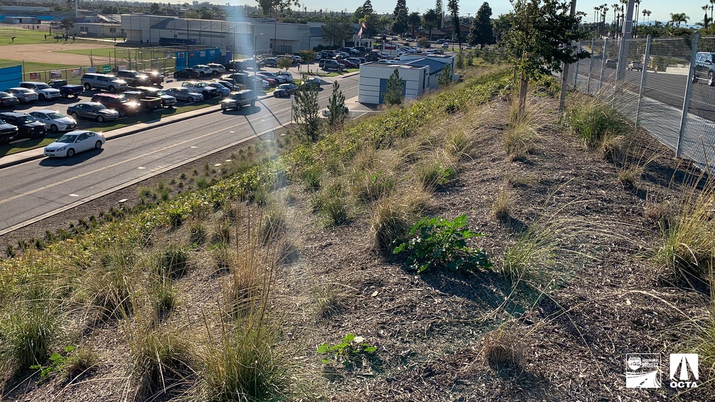 405improvement's tweet photo. Project landscaping is happening! 🌱 🤩🌲 Landscaping, including grading, irrigation, and planting, at the Slater Avenue and Talbert Avenue bridge slopes is nearing completion!

#Slater #Talbert #Landscaping #Bridges #405Improvement #CaltransOC https://t.co/JHDSxotj0W