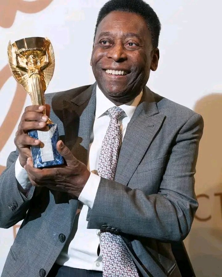 كيف يجب علينا تعبير عن أحزاننا بعد ما فقدنا ملك الكره المستدير ، لقد رحلتنا من دنيانا لكن عرس يبقي معنا الابد ، ليرقد روحك بسلامه .