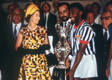 PROFE_RESTREPO's tweet photo. En el mismo 2022,mueren la Reina Isabel y el Rey Pele. Mucha gente creerá que es exageración poner ambas situaciones en la balanza. Pero ocurre que una data investigativa de final del siglo 20 confirmaba que eran los 2 personajes mas reconocidos en el mundo.Foto 1968 en Maracaná https://t.co/69LqLWvqmR