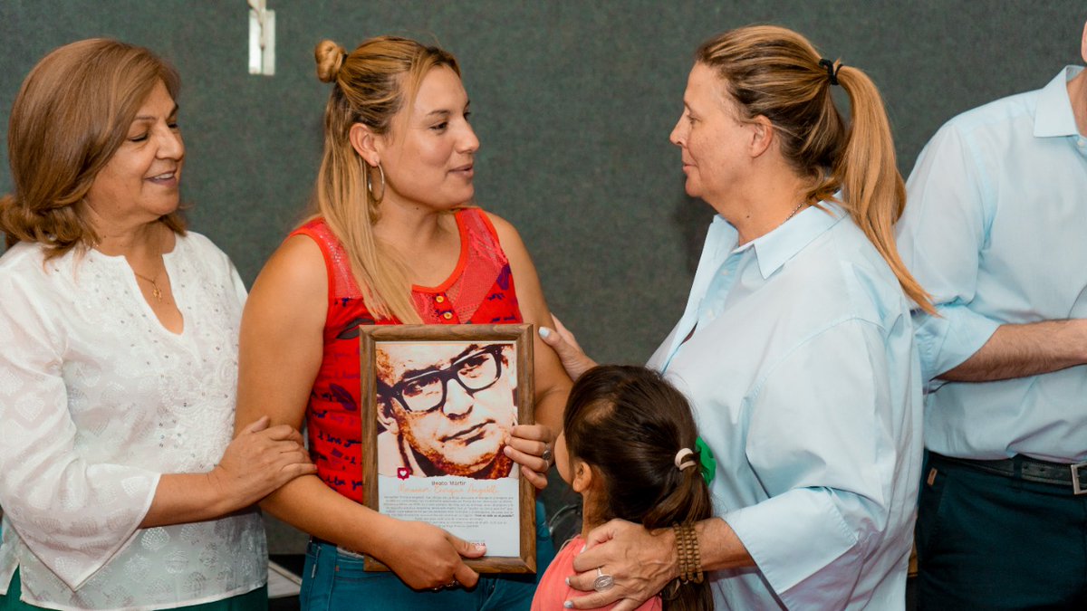 GabyPedrali's tweet photo. Felicidad plena en los últimos días del 2022. Hoy en #Chamical entregamos, mediante el #PlanAngelelli nuevas viviendas a más familias del Depto, quienes podrán disfrutar este año nuevo bajo un techo digno como se merecen. ¡Que éste sea el comienzo para soñar nuevos proyectos! https://t.co/eqAFD0bv79