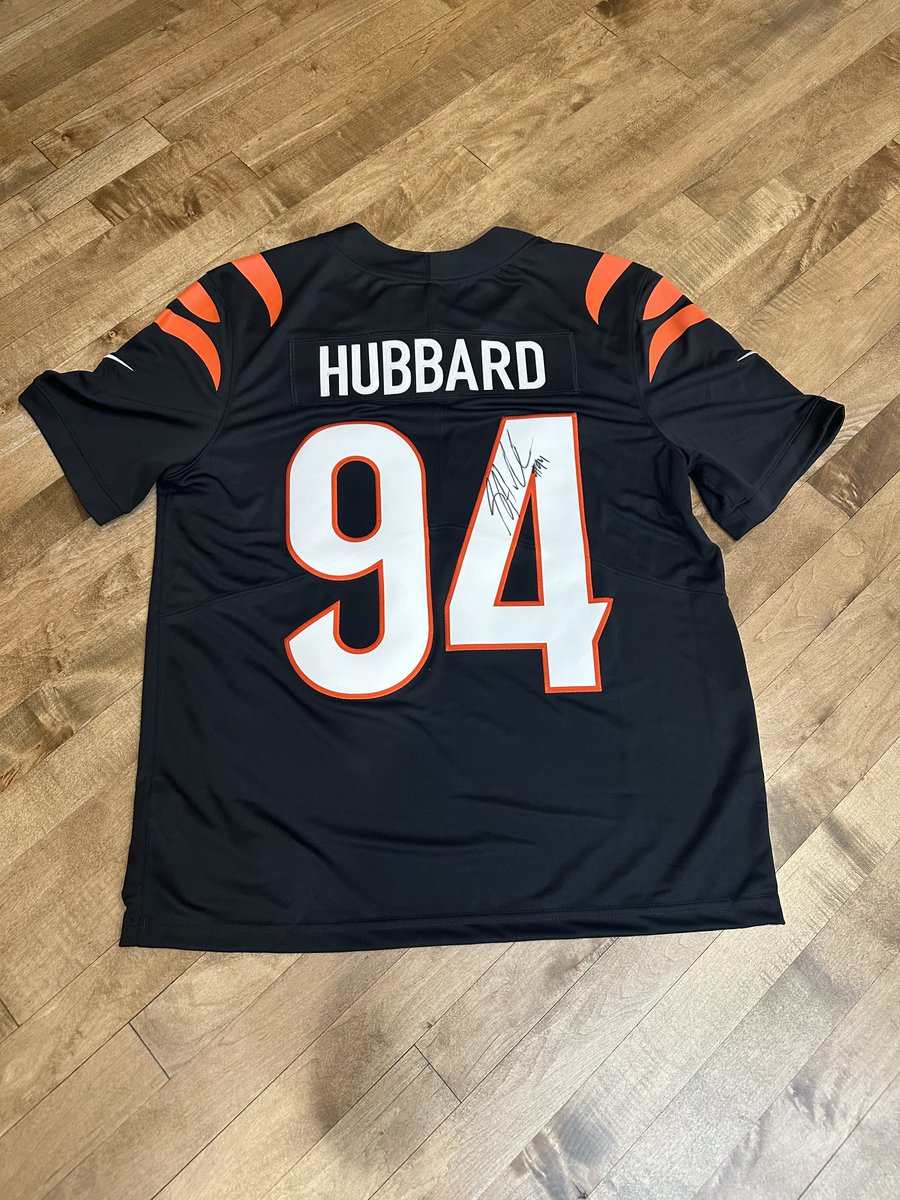 Want to head into 2023 with a signed @Sam_Hubbard_ jersey?⬇️ ⬇️ ⬇️ 1️⃣RT this tweet 2️⃣Follow the @sh94foundation on Twitter 3️⃣A winner will be drawn before the @bengals game on January 2nd 🐯 🐅 🟠 ⚫️ #WPMOYChallenge + Hubbard #WPMOYChallenge + @Sam_Hubbard_ 1 RT = 1 Vote