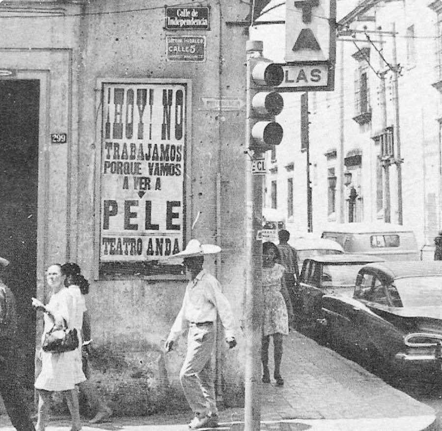 History_LigaMX's tweet image. Las calles del centro en Guadalajara, para el Mundial 1970. 

Jugaba Pelé, no había más.