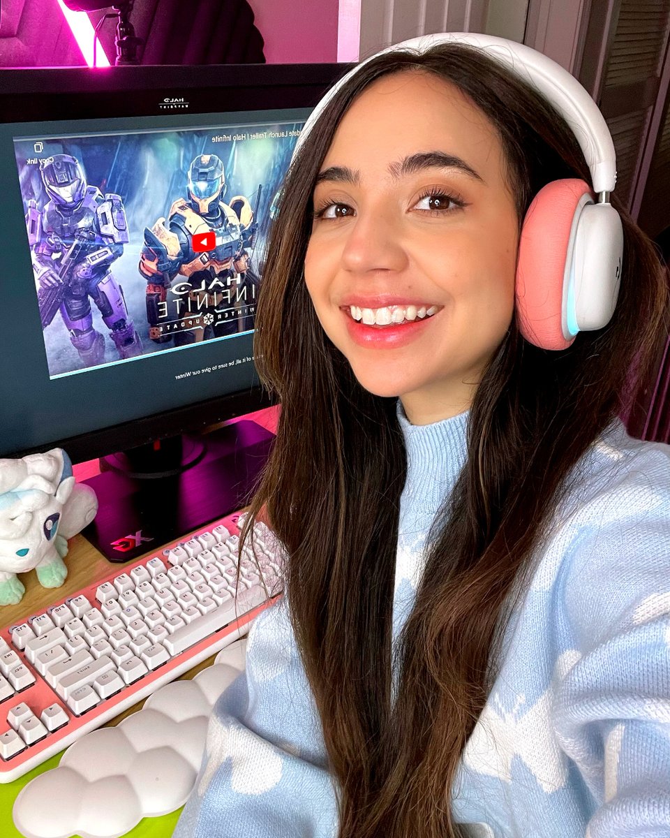 alyekly's tweet photo. the @LogitechG Aurora collection is so cozy! ☁️💙 #sponsoredbylogitechg https://t.co/UK456Ryh4U