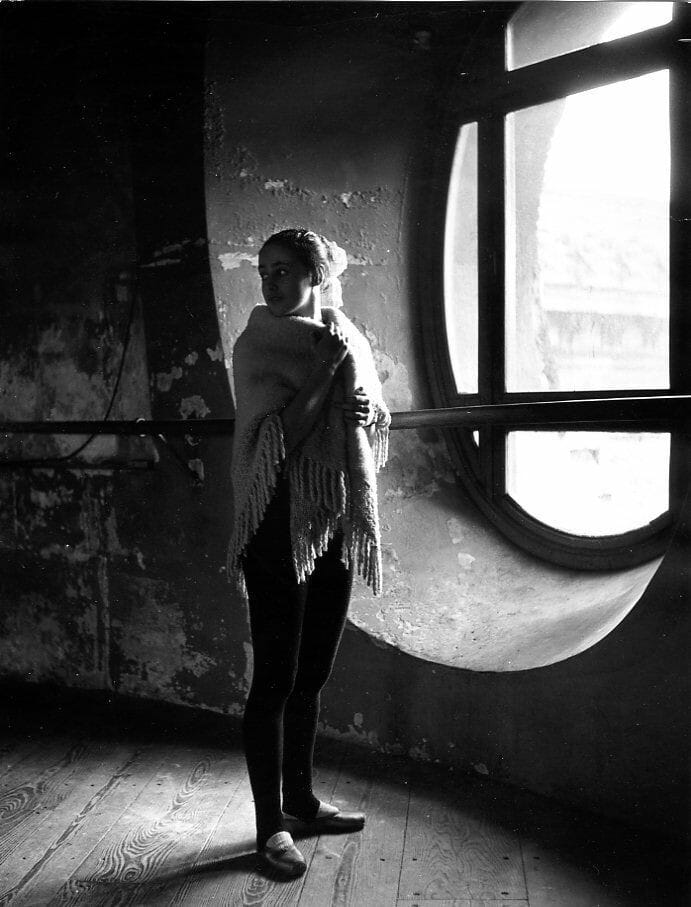 No toda distancia es ausencia, ni todo silencio es olvido.
📷Robert Doisneau