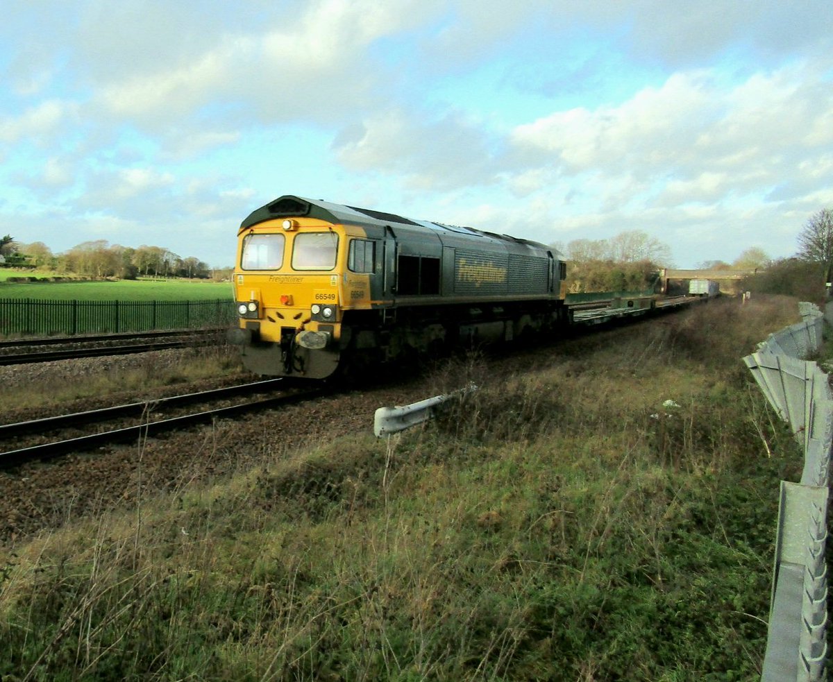 #ShedWatch Barkby 4M63 Felixstowe North FLT-Trafford Park FLT in the hands of @RailFreight Shed 66549 powers towards Leicester from Syston east jcn....
#FreshAirLiner