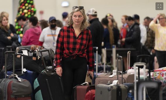 AllWorldupdates's tweet photo. Southwest cancels 2300 flights due to the ongoing scheduling chaos 
https://t.co/4CPJ3lH0U0 https://t.co/zTMGhMa1k6
