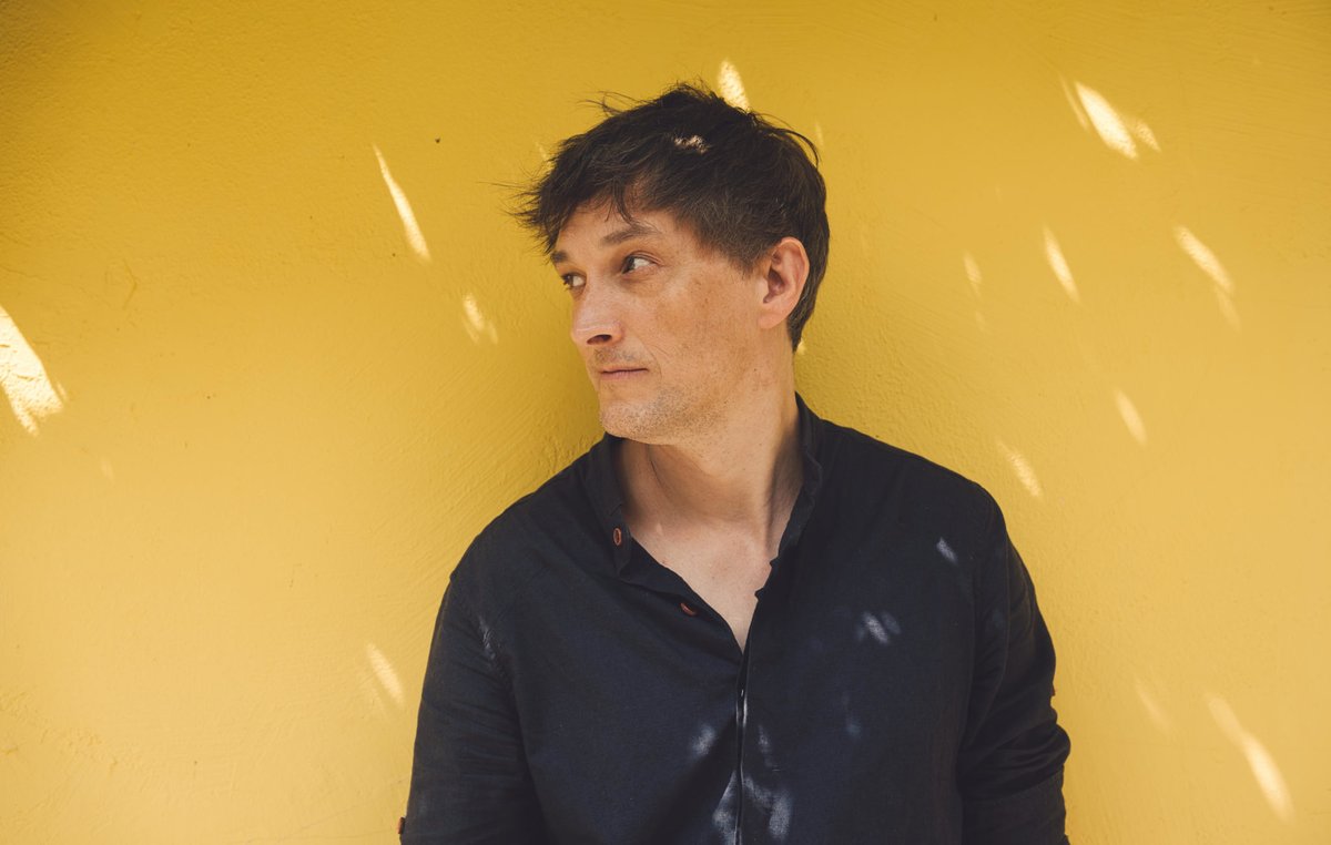 RollingStoneFra's tweet photo. 🏠 SON DU JOUR : Découvrez "In a house overlooking the sea" de @BartonHartshorn en version acoustique : https://t.co/a6XIEtEhFx

🌞 A retrouver dans Manchester Sun, son nouvel album.

#bartonhartshorn #manchestersun https://t.co/DnLY93zkhT