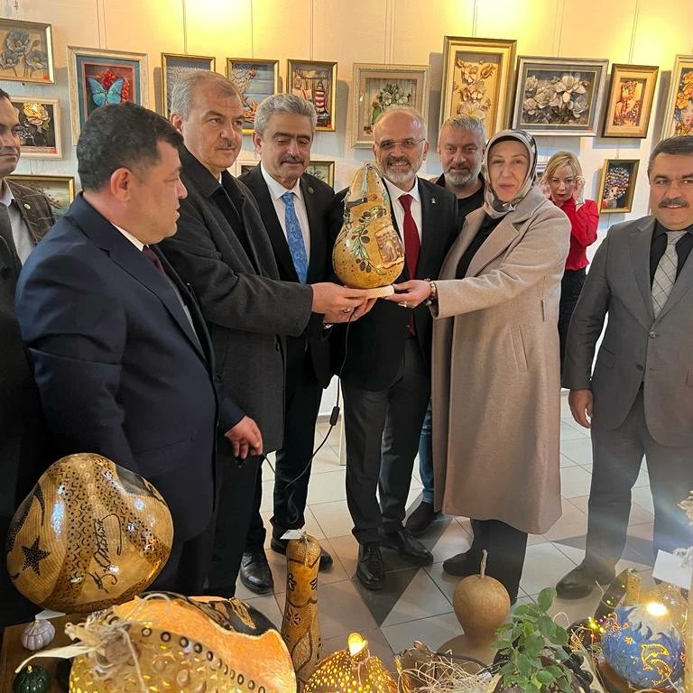 AKEfelerKadin's tweet photo. AK Parti Efeler İlçe Başkanımız Sn. Hüsnü Elbir, İlçe Kadın Kolları Başkanımız Sn. Hümeyra Ege ve yönetim kurulu üyelerimiz ile birlikte; Halk eğitim merkezi'ne bağlı kursiyerlerin;göznuru ve el emeklerinin  sergilendiği Halk eğitim sergi açılışına katılım sağladık. https://t.co/mDHHgcwJ24