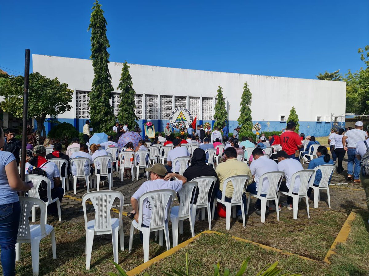 UVMarcosSomarri's tweet photo. #LeónRevolución 

Conmemoramos el 44 aniversario del paso a la inmortalidad del Cro. Benito Mauricio Lacayo. 

Por toda esa valentía, por el amor a su patria, que hoy el instituto de secundaria lleva su nombre 

Honor y Gloria a nuestros héroes ♥️🖤
#NavidadEnAlegriasFamiliares https://t.co/N5sJXqBM6X