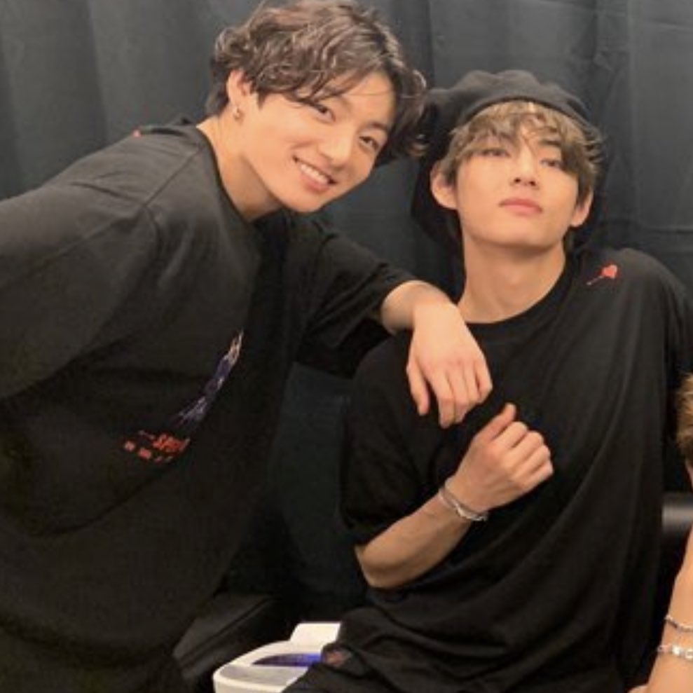 rockstarJKK's tweet photo. happiest birthday, taehyung! we love you🧸🖤
#HappyBirthdayTaehyung https://t.co/0HrDadxAst