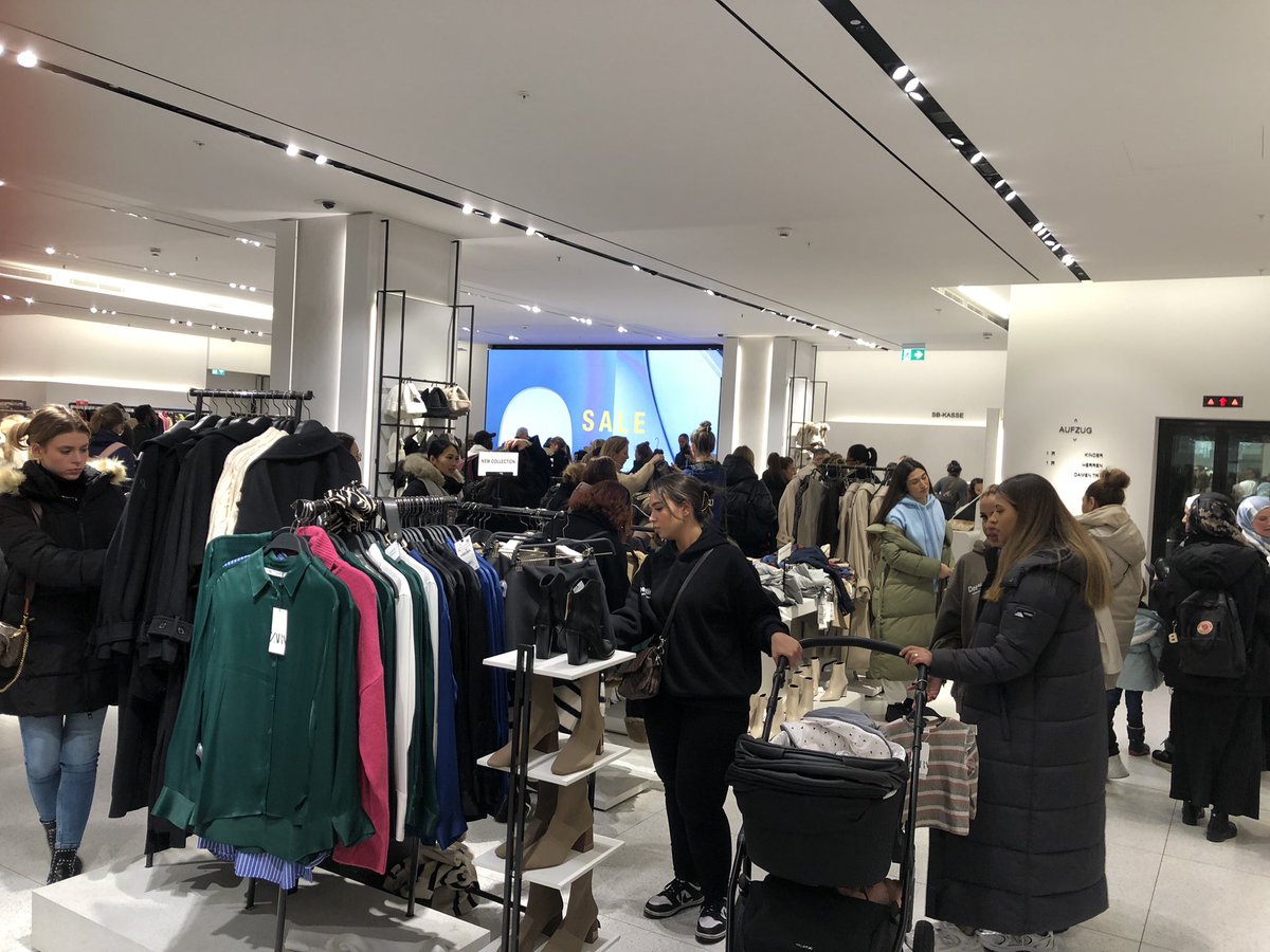 IngeOeseburg's tweet photo. The fourth day in Berlin.  The shoppingSales experience.  Kuhrfütstendam many viewers limited number of buyers.  Shopping Mall Alexanderplatz (standard store formula offer) is a mess, with many shoppers and buyers.
#salesmanager #berlin #sales https://t.co/AI2YVw8EP2
