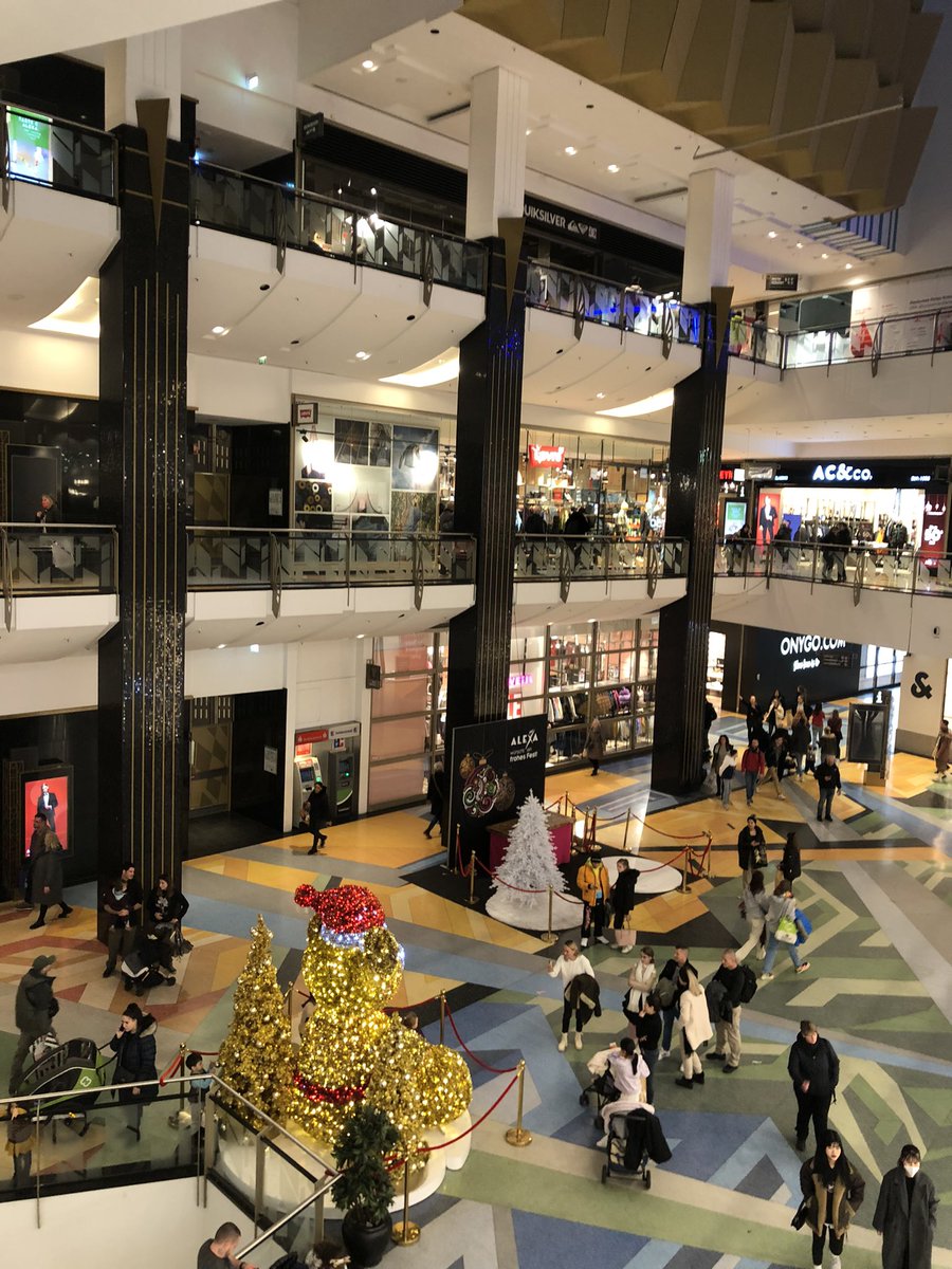 IngeOeseburg's tweet photo. The fourth day in Berlin.  The shoppingSales experience.  Kuhrfütstendam many viewers limited number of buyers.  Shopping Mall Alexanderplatz (standard store formula offer) is a mess, with many shoppers and buyers.
#salesmanager #berlin #sales https://t.co/AI2YVw8EP2
