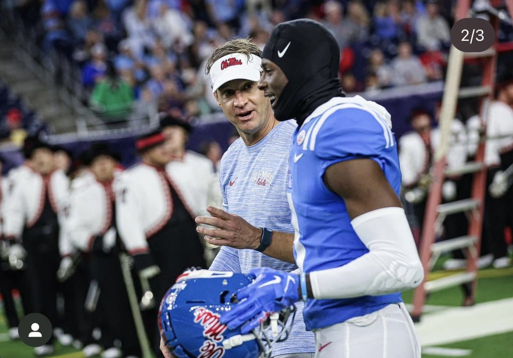 MalikHeath2's tweet photo. This 2 guys changed my life for the better helping grow into a great young man on god I’m so grateful I came here I had the best time of my life with this team and fans thank you all for everything and welcoming me in with open arms #hottytoddy❤️💙 #8out https://t.co/pzuQ7SR7Rl