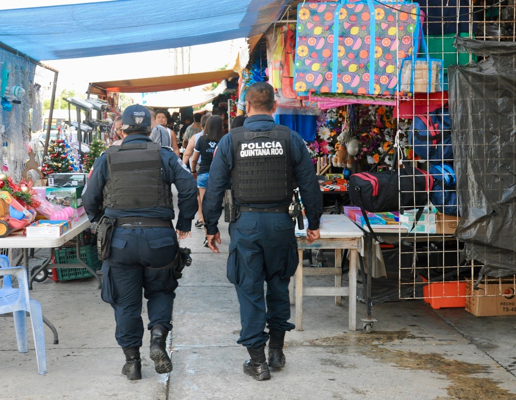 PoliciadeCancun's tweet photo. 🔵Para garantizar tu seguridad, realizamos recorridos constantes en zonas comerciales y con mayor afluencia de gente. 👮🏽♂️🚓
Aprovechamos la oportunidad para acercarnos a los ciudadanos y brindarles recomendaciones de seguridad.
#SeviryProteger
#CancúnNosUne
@anapatyp https://t.co/XyPb576iZR