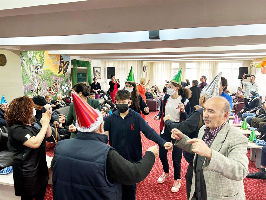 #TEDEdirneKoleji Ortaokulu öğrencilerimiz Sosyal Bilgiler Zümremizin organizasyonuyla "Nesilden Nesile Yeni Bir Sene" Sosyal Sorumluluk Projesi kapsamında T.C. Edirne Valiliği Huzurevini ziyaret ettiler.