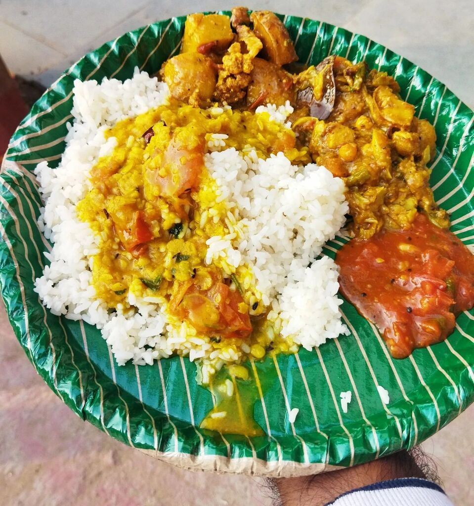 Today's lunch at a literary festival at Eram.

#FoodieOdia #OdiaFood #therawtextures #feedfeed #nomnom24x7 #nomnomnom #foodiesofbhubaneswar #bangalorefood #bengalifood #northindianfood #delhifood #chennaifood #mumbaifoodie #instafoodie #foodiesofindia #platinggoals #walkwith…