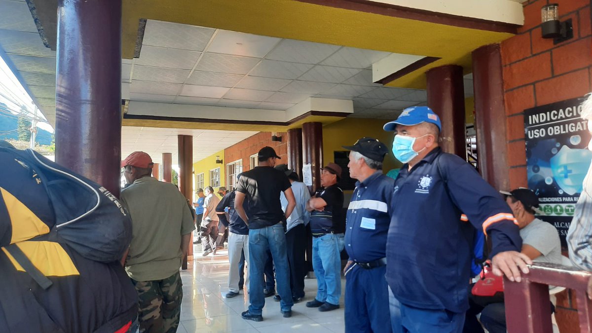 FussSv's tweet photo. Compañeros Trabajadores de la Alcaldía de #SantiagoDeMaria #Usulután afiliados a @sitramsam @FussSv suspenden labores debido al impago de prestaciones sociales @isss_gob_sv y #AFP a si como salarios y aguinaldos @RolandoCastroSv @FGR_SV @OITnoticias @arpassv @prensagrafica https://t.co/9bOKAoxrSR