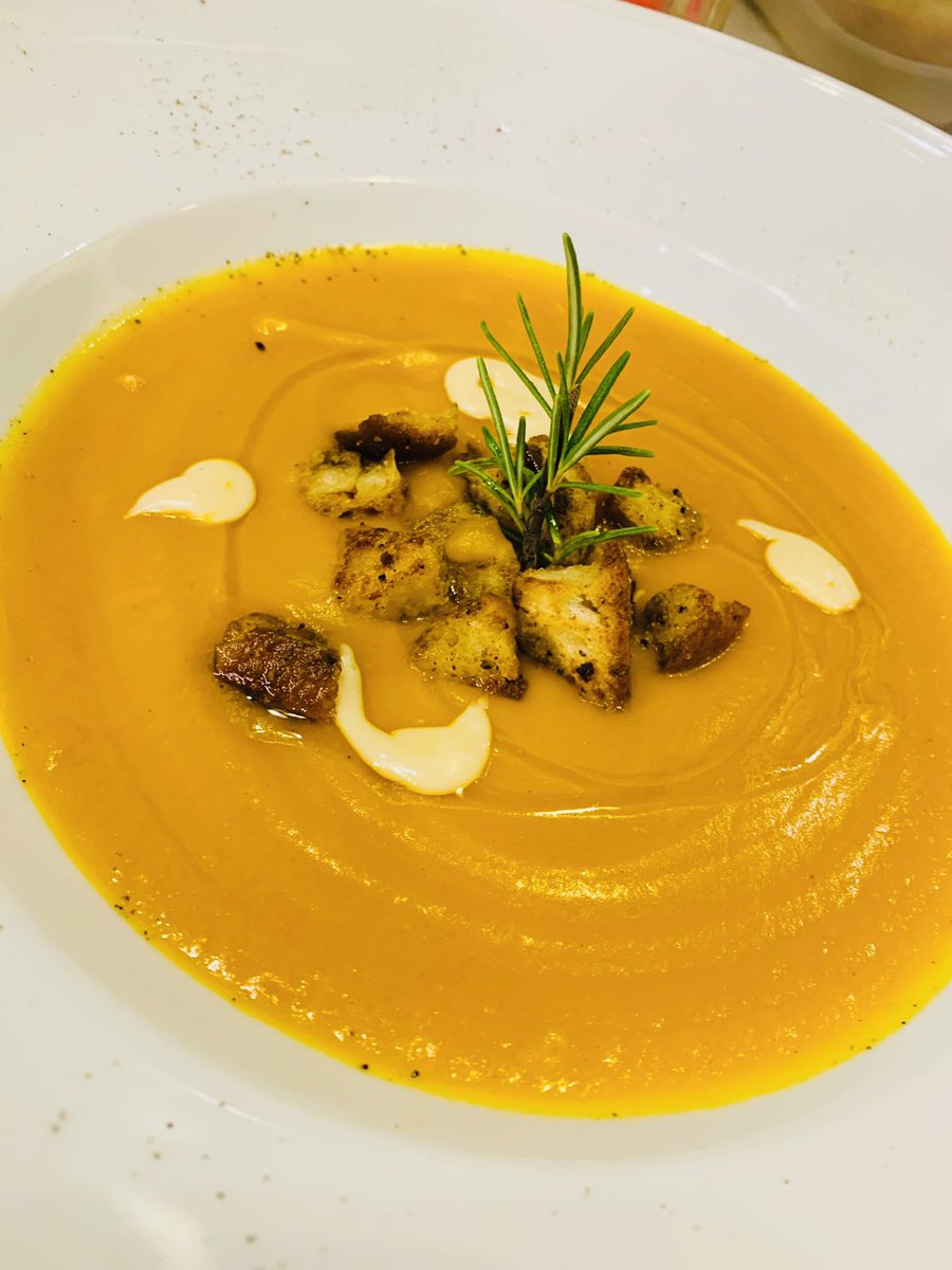 DonniniEsposito's tweet photo. Vellutata di zucca fonduta di caprino e cubetti di pane tostato e aromatizzato al timo 🤤
#vellutata #zucca #caprino #fonduta #pane #aromatizzato #Timo #cucina #cucinaitalia #cucinatradizionale @WHATSFORDlNNER @FoodPornPhotos @Twitter @twobigboysblog https://t.co/btmu2CH1Cx