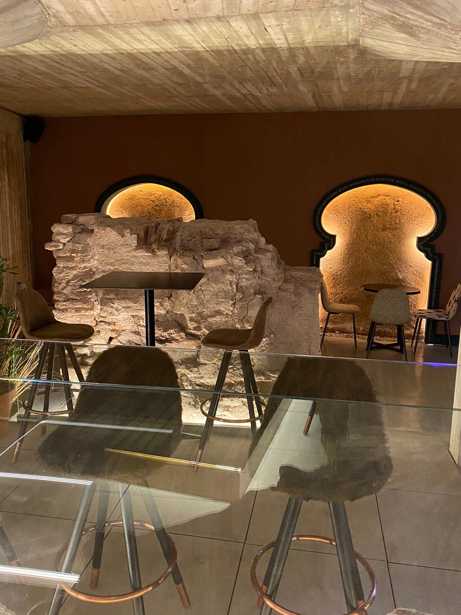 enunlugardelah1's tweet photo. 🍋 🍹  Nos hemos quedado prendados de esta nueva cafetería en la Plaza del Romea (abrió el viernes).

Lo primero que mola, el nombre:"Rey Lobo".👌

Pues nada, si queréis ver un trocito de la historia de Murcia, pasaros por aquí. https://t.co/KDje8b9nn5
