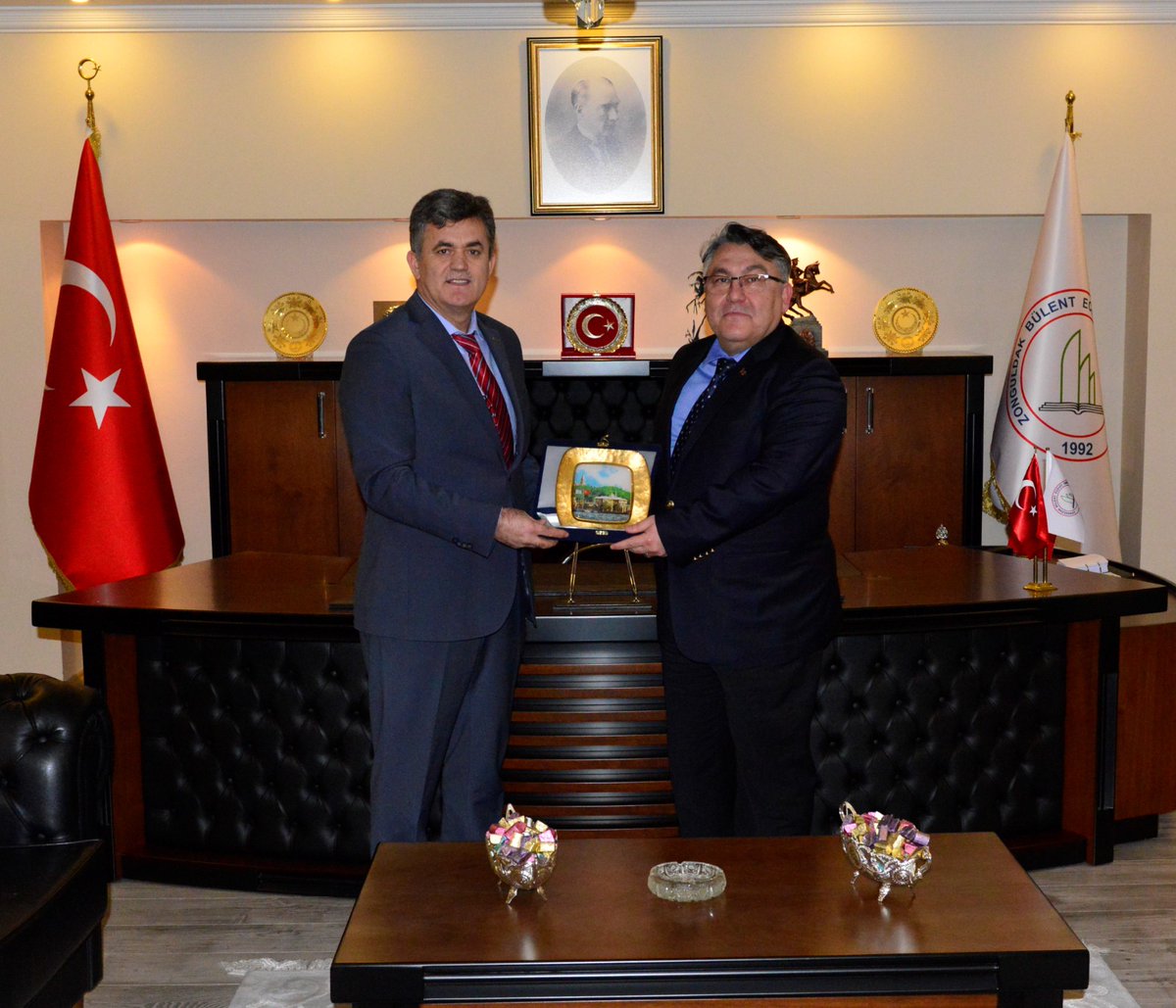 beunedutr's tweet photo. Yeşilay Zonguldak Şube Başkanı Selahattin Çolak, yönetim kurulu üyeleri Aynur Gözübek, Ömer Faruk  Yıldız ile Gençlik Komisyonundan Merve Karahalil ve Genç Yeşilay Topluluğundan Zehra Elsel, Rektörümüz Prof. Dr. İsmail Hakkı Özölçer’i makamında ziyaret etti.
#zonguldakbeü https://t.co/Vv8p7ocVDe