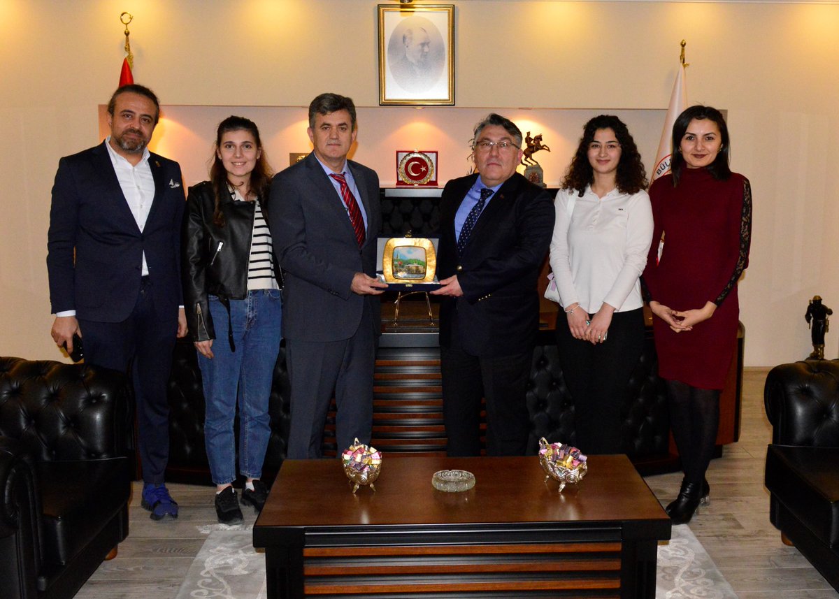 beunedutr's tweet photo. Yeşilay Zonguldak Şube Başkanı Selahattin Çolak, yönetim kurulu üyeleri Aynur Gözübek, Ömer Faruk  Yıldız ile Gençlik Komisyonundan Merve Karahalil ve Genç Yeşilay Topluluğundan Zehra Elsel, Rektörümüz Prof. Dr. İsmail Hakkı Özölçer’i makamında ziyaret etti.
#zonguldakbeü https://t.co/Vv8p7ocVDe