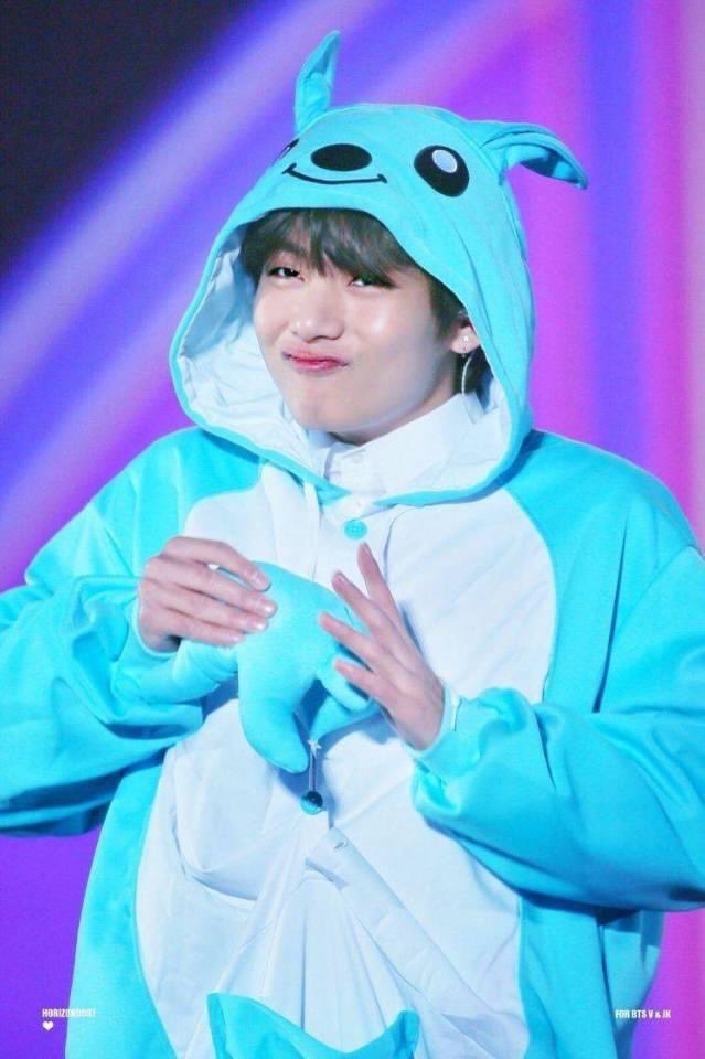 lmlgargolas's tweet photo. El esposo mío cumple años hoy en Corea y mañana aquí en PR, sooo Happy Cumple #V! #Borahae to the moon and back! @BTS_twt #KIMTAEHYUNG 🎂 🥳 https://t.co/OH5UETEHWv