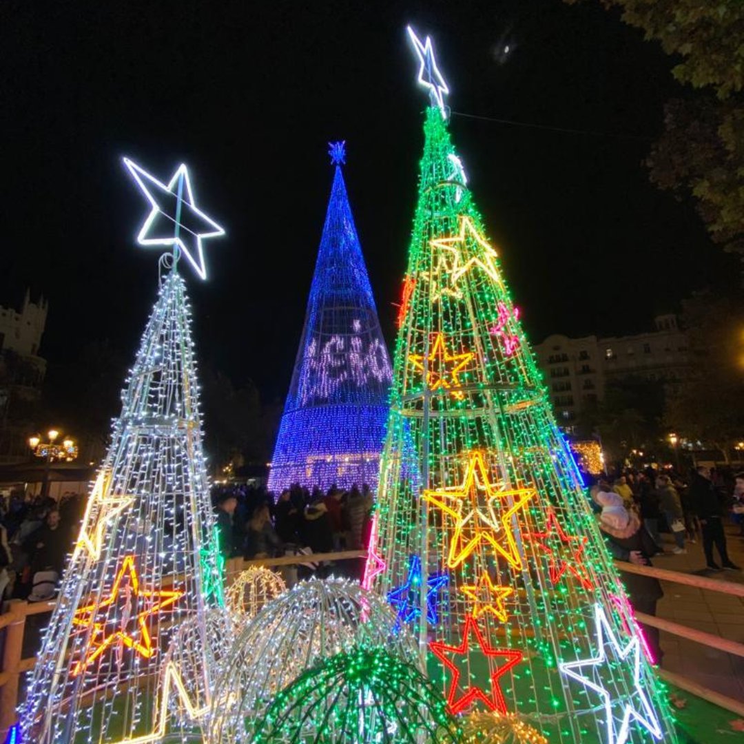CulturalVLC's tweet photo. Recorda que enguany pots tornar a celebrar la nit de Cap d’Any en la Plaça de @AjuntamentVLC 👏 Disfruta de les més de 300 activitats programades pels barris i pobles de #València i acomiada l’any amb els teus des del cor de la ciutat 🎉
#CulturalValència #CapAny #Campanades https://t.co/qCjYmz1zna