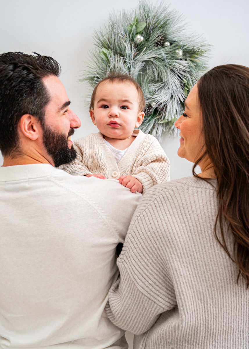 evioloo's tweet photo. ❄️Happy Holidays❄️

Christmas this year was a very special one for the Cianci family. Amanda and Jordan welcomed their baby boy, Thomas in late March and it’s been nothing but joy and proud memories ever since. This marks Thomas’s first Christmas! 🎁🎄

https://t.co/LwE6X7ggn4 https://t.co/LgUKVnmsQA