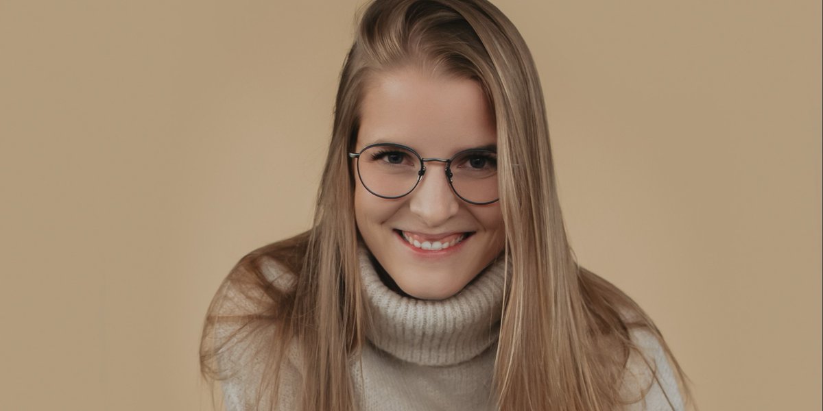 LunorAG's tweet photo. The ultra-lightweight LUNOR M9 made from titanium offers particular comfort. The frames Laureen is wearing combine dark blue with silver titanium elements. #lunor #titaniumglasses https://t.co/6KxyGRwi6n