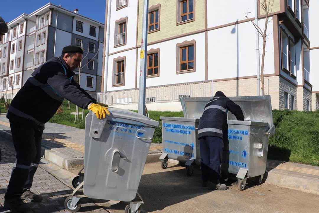kula_bey's tweet photo. Talebimiz ile @Kulabelediyesi tarafından 25 adet çöp konteyneri sitemize yerleştirildi site yönemimiz olarak Kula Belediye başkanımız  Sayın Hüseyin TOSUN'a(@huseyintosuntr) teşekkür ediyoruz. https://t.co/zgZJMxm3In