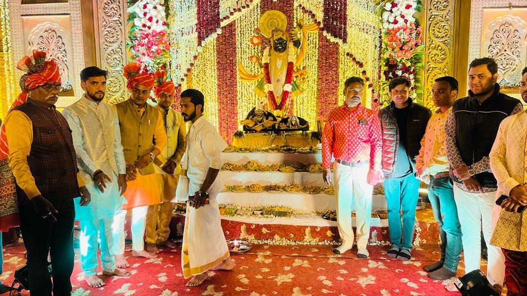 || समाज की एकता से मानव कल्याण की भावना निर्मित होती है ||
पंच राठौर समाज द्वारा दस्तूर गार्डन मे आयोजित किए गए अन्नकूट महोत्सव मे उपस्थित होकर श्री सावंरियाँ सेठ के विशेष श्रृंगार के दर्शन कर आयोजन मे मौजूद समाजबंधुओ से स्नेहपूर्ण भेट की।