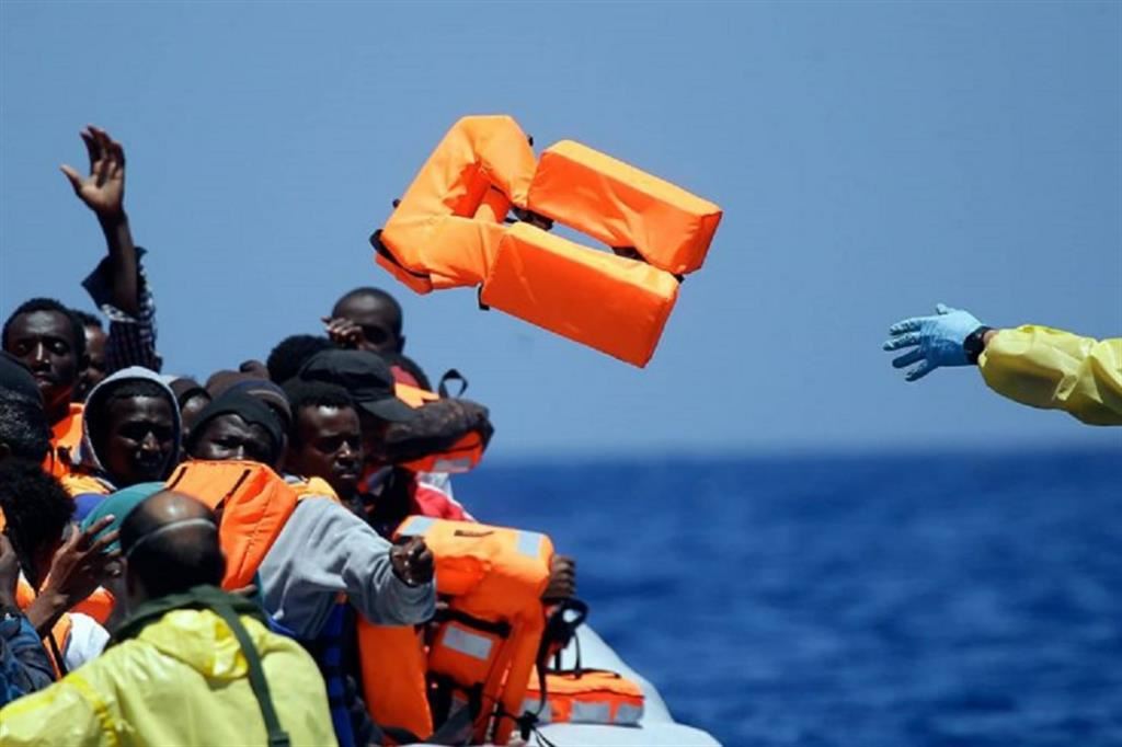 “La vita si salva, se vedi una persona che sta affogando la soccorri. Non chiedi prima da dove viene e perché, la aiuti e basta.”

La situazione umanitaria dei migranti e dei rifugiati continua ad essere preoccupante. 
Ma di questo nel Codice di condotta italiano non c’è traccia.