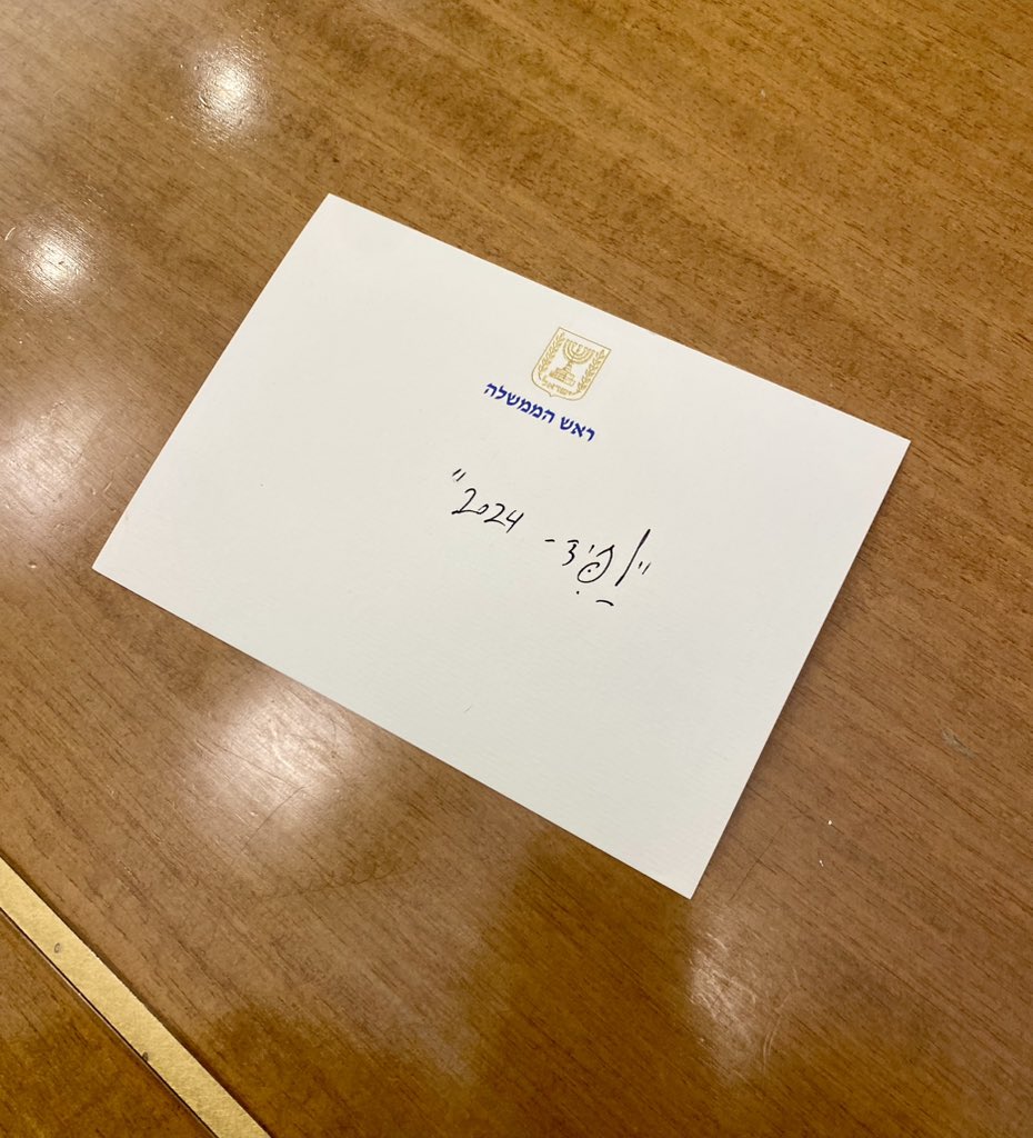 yairlapid's tweet image. השארתי על השולחן בלשכת רה״מ.