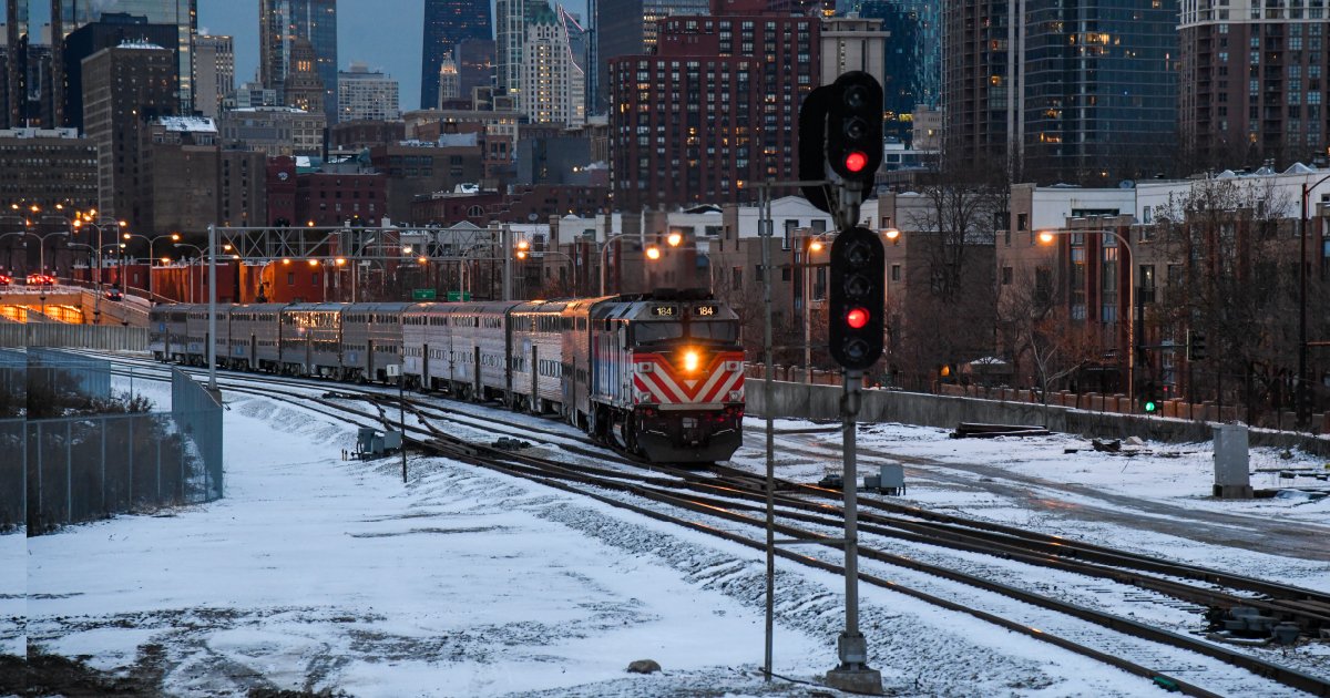 metra-on-twitter-new-year-s-eve-service-a-sunday-holiday-schedule