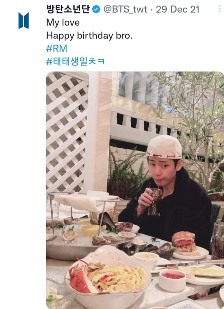 btswingsjm7's tweet photo. — Ha pasado un año desde que Jimin escribió "Mi amor ... Happy Birthday bro." para celebrar el cumpleaños de Kim Taehyung y la line 94 lo imitó inmediatamente. 🥺♡

#HappyBirthdayTaehyung #V #HAPPYVDAY #TaehyungDay https://t.co/BKeONuaVbW