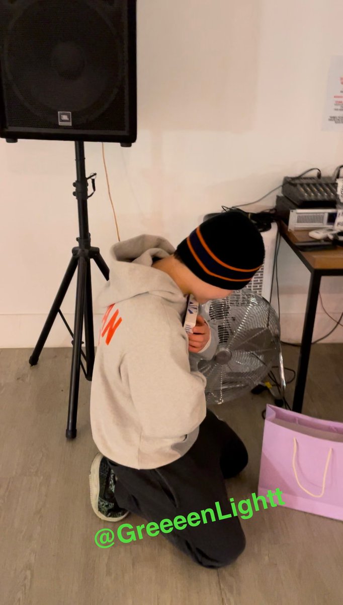 GreeeenLightt's tweet photo. 오늘자 수업끝나고 준비해간 뉴진스 앨범(해린버전) 받고 자지러지게 좋아하는 권혁진… 너무 귀여움😫💚 진짜 뼛속까지 버니즈인 댄서를 위해 앨범 선물하는 뼛속까지 위디비지ㅋㅋㅋ https://t.co/9mYpczK1RT