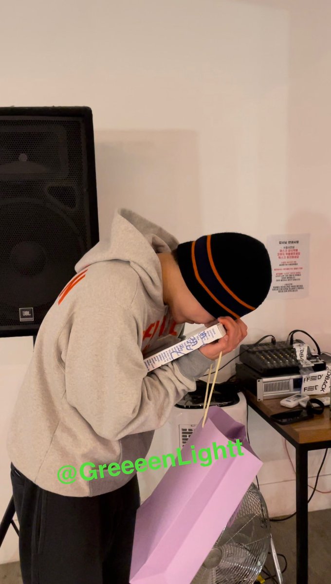 GreeeenLightt's tweet photo. 오늘자 수업끝나고 준비해간 뉴진스 앨범(해린버전) 받고 자지러지게 좋아하는 권혁진… 너무 귀여움😫💚 진짜 뼛속까지 버니즈인 댄서를 위해 앨범 선물하는 뼛속까지 위디비지ㅋㅋㅋ https://t.co/9mYpczK1RT