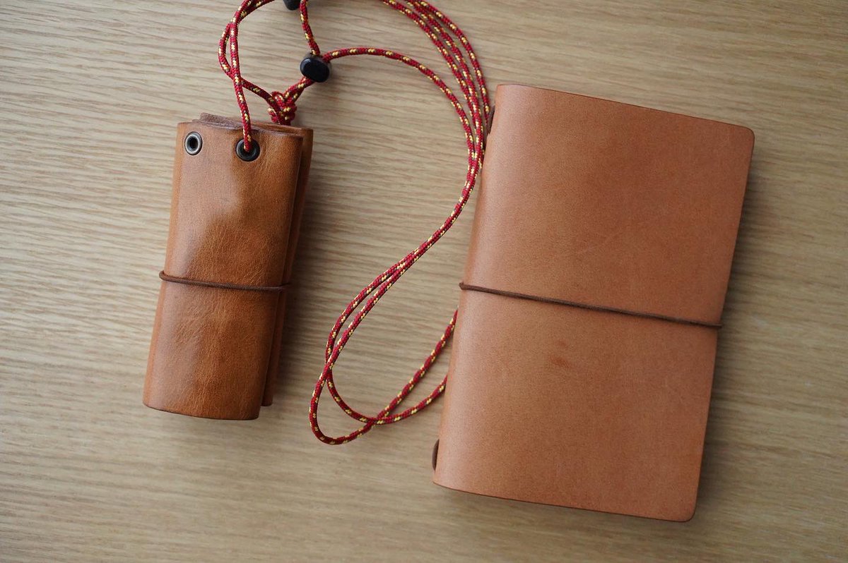 DIALOG_NOTEBOOK's tweet photo. じゃばら型のキーケース #BYP1 の革が気に入って、同じタンナーの丸太産業さんにお願いして作ったのが、新作のダイアログノートレザーカバーです。BYP1と同じように味わいが深まっていくのが楽しみです。
#ダイアログノート https://t.co/0YkcW26g4M