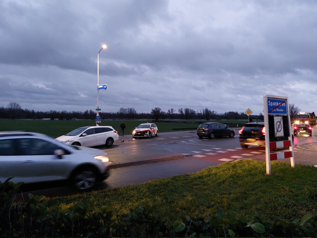 MaikelKooistra's tweet photo. Tjah, je verwacht ook niet dat een politieauto op een fietspad wilt invoegen... #n348 #spankeren @HetRhedenNieuws @gelrenieuws @POL_Gelderland @gemeenteRheden https://t.co/Cs5EUlYaHX